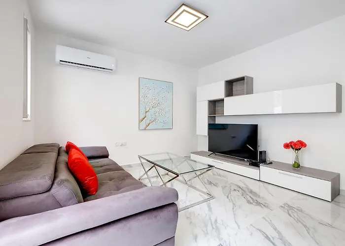 Cosy Apartment Steps To St George\'S Bay