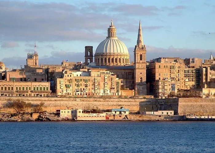 Cosy Apartment Steps To St George\'S Bay