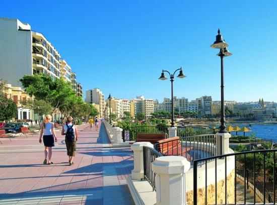Cosy Steps To St George's Bay